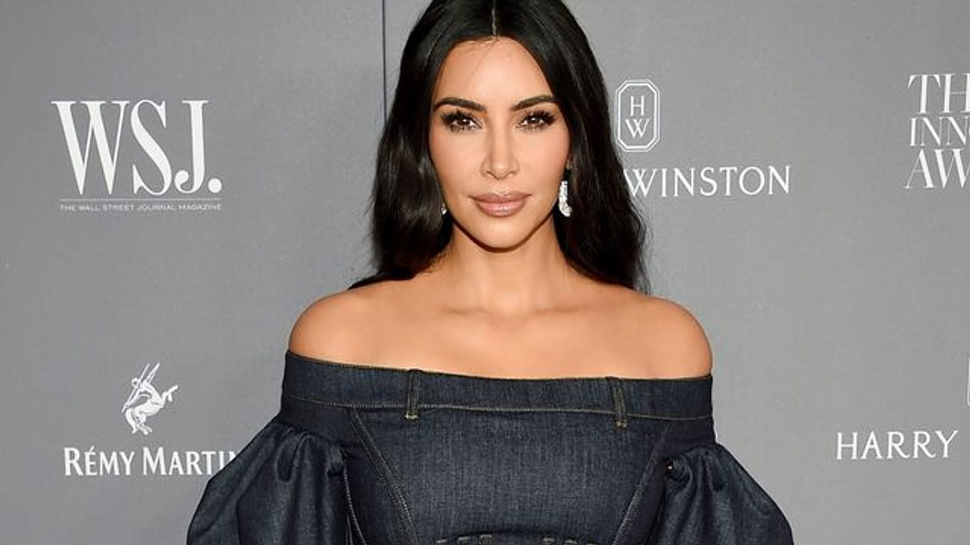 Kim Kardashian an ihrem offenbar liebsten Arbeitsplatz: dem roten Teppich.