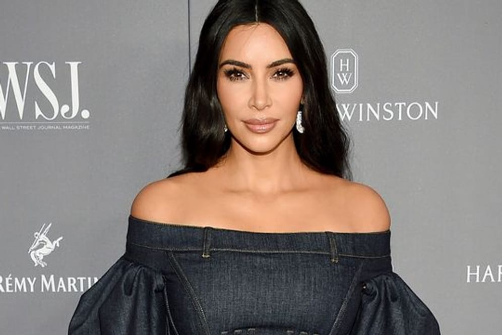 Kim Kardashian an ihrem offenbar liebsten Arbeitsplatz: dem roten Teppich.