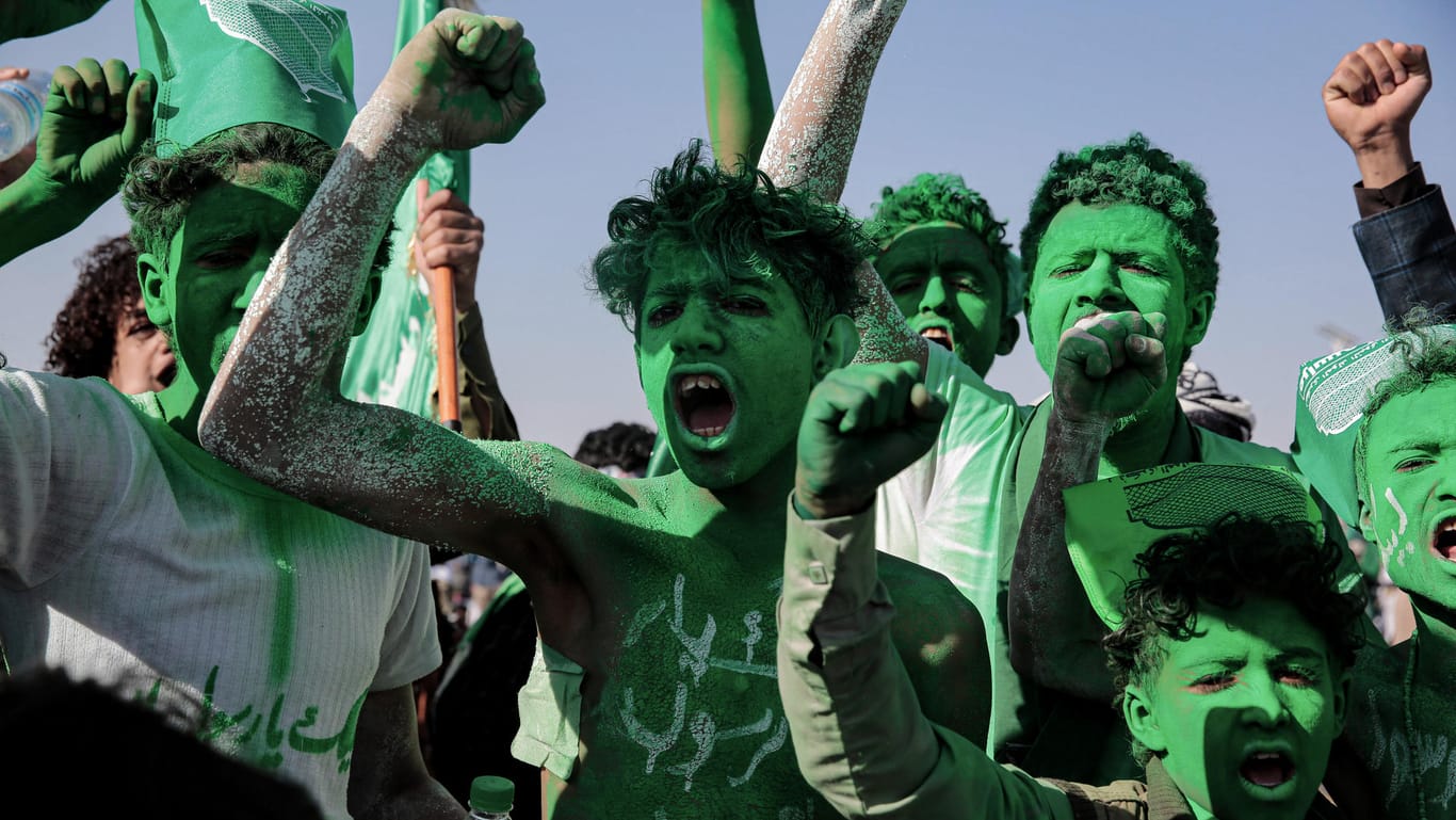 Anhänger der Huthi-Rebellen feiern mit grün bemalten Körpern den Geburtstag des Propheten Muhammad, eine der wenigen Freuden, die den Menschen im Jemen geblieben sind.