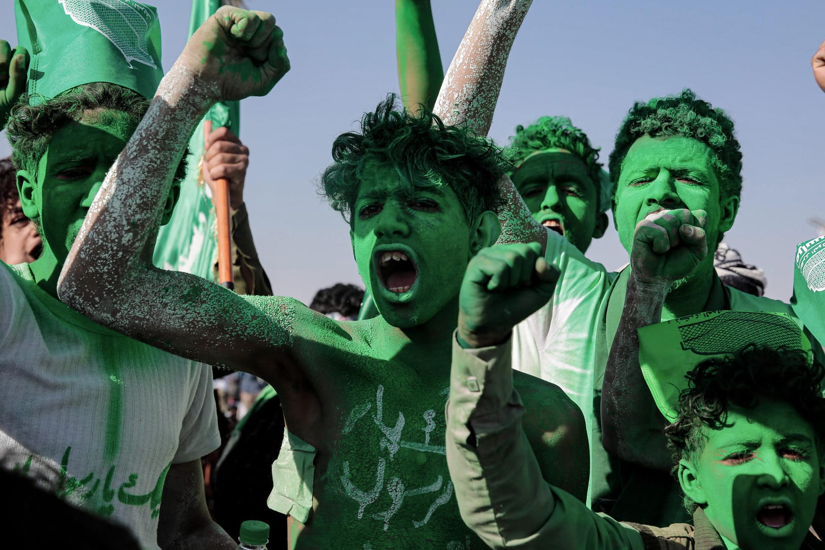 Anhänger der Huthi-Rebellen feiern mit grün bemalten Körpern den Geburtstag des Propheten Muhammad, eine der wenigen Freuden, die den Menschen im Jemen geblieben sind.