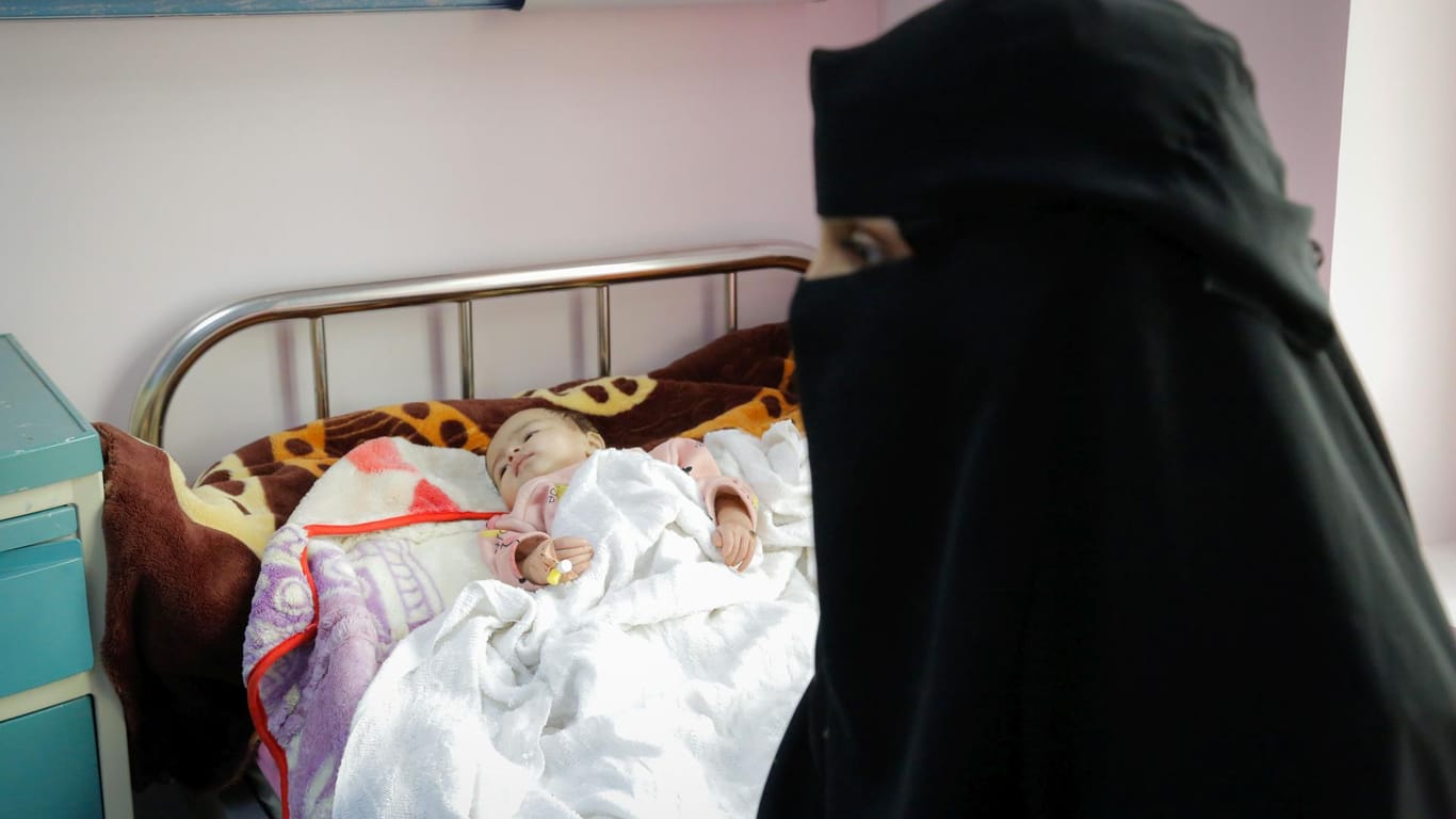 Sabhia bangt um ihre 10 Monate alte Tochter Fatima, die wegen akuter Unterernährung in einem der wenigen verbliebenen Krankenhäuser in Sana'a behandelt wird.