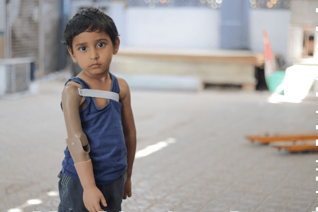 Der dreijährige Rayan wollte sich in der Küche seines Elternhauses in Aden gerade ein Glas Wasser holen, als eine Bombe das Gebäude traf. Er verlor einen Arm.