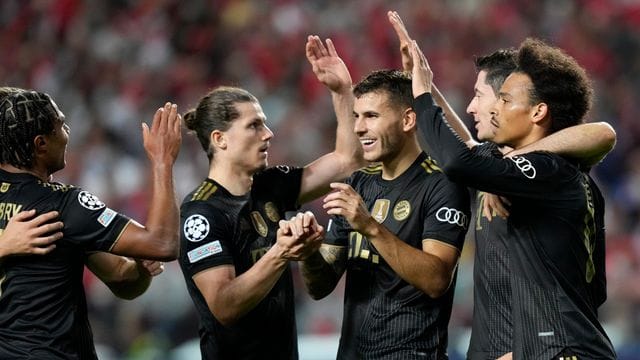 Die Bayern-Spieler feiern ihr zweites Tor.