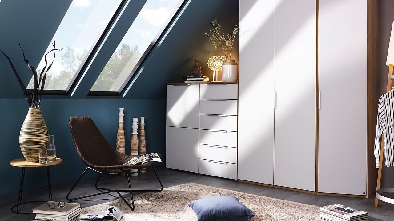 Helle Möbel mit klaren Formen wirken leichter und luftiger im Kontrast zu den etwas einengenden Dachschrägen.
