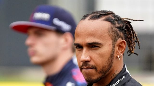 Will mit seinem sechsten Sieg in Austin wieder an Max Verstappen (hinten) vorbeiziehen: Lewis Hamilton.