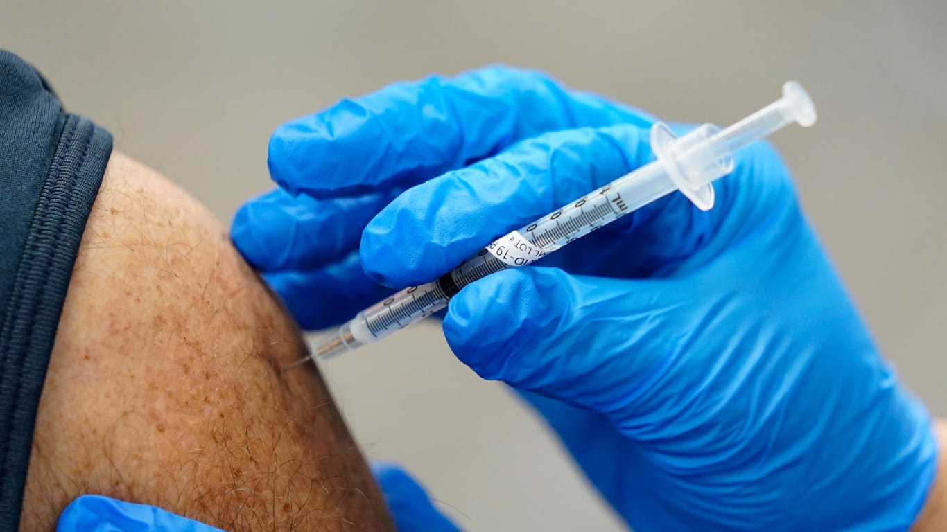 Ein Mensch in den USA wird geimpft: Die US-Gesundheitsbehörde genehmigt einen Mix von Impfstoffen und Corona-Booster.