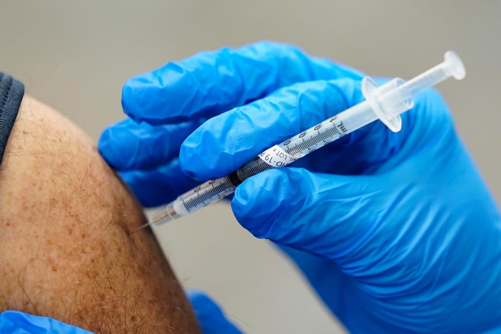 Ein Mensch in den USA wird geimpft: Die US-Gesundheitsbehörde genehmigt einen Mix von Impfstoffen und Corona-Booster.