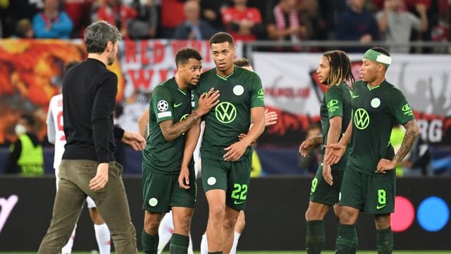 Wolfsburgs Trainer Mark van Bommel (l) geht nach dem Spiel über den Platz zu seinen Spielern. Wolfsburgs Trainer Mark van Bommel (l) geht nach dem Spiel über den Platz zu seinen Spielern.
