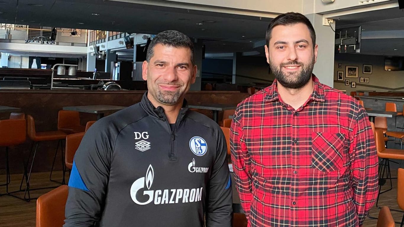 Schalkes Trainer Dimitrios Grammozis mit t-online-Redakteur Dominik Sliskovic in der Gelsenkirchener Veltins-Arena (v.l.).