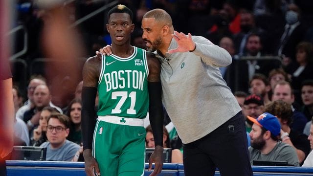 Boston Celtics-Cheftrainer Ime Udoka (r) spricht mit Dennis Schröder. Boston Celtics-Cheftrainer Ime Udoka (r) spricht mit Dennis Schröder.