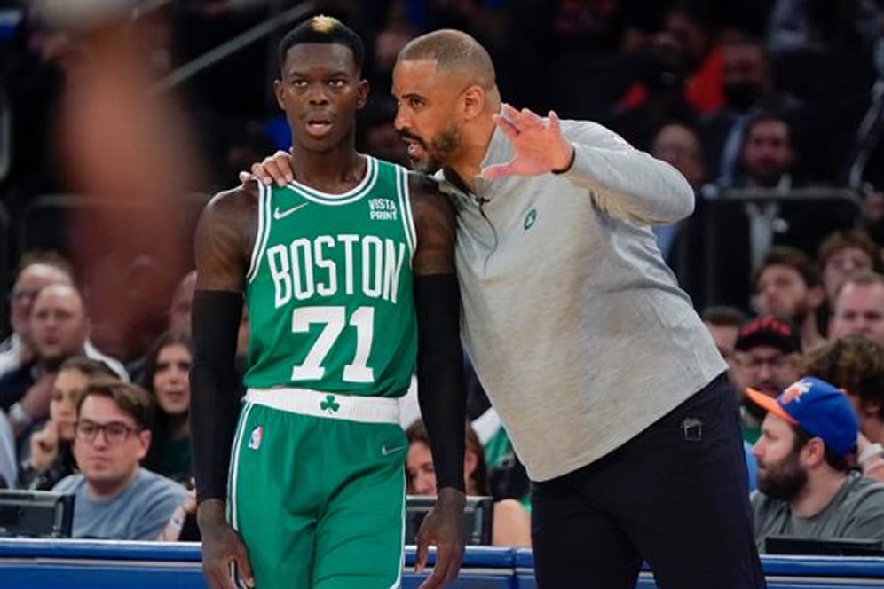Boston Celtics-Cheftrainer Ime Udoka (r) spricht mit Dennis Schröder.