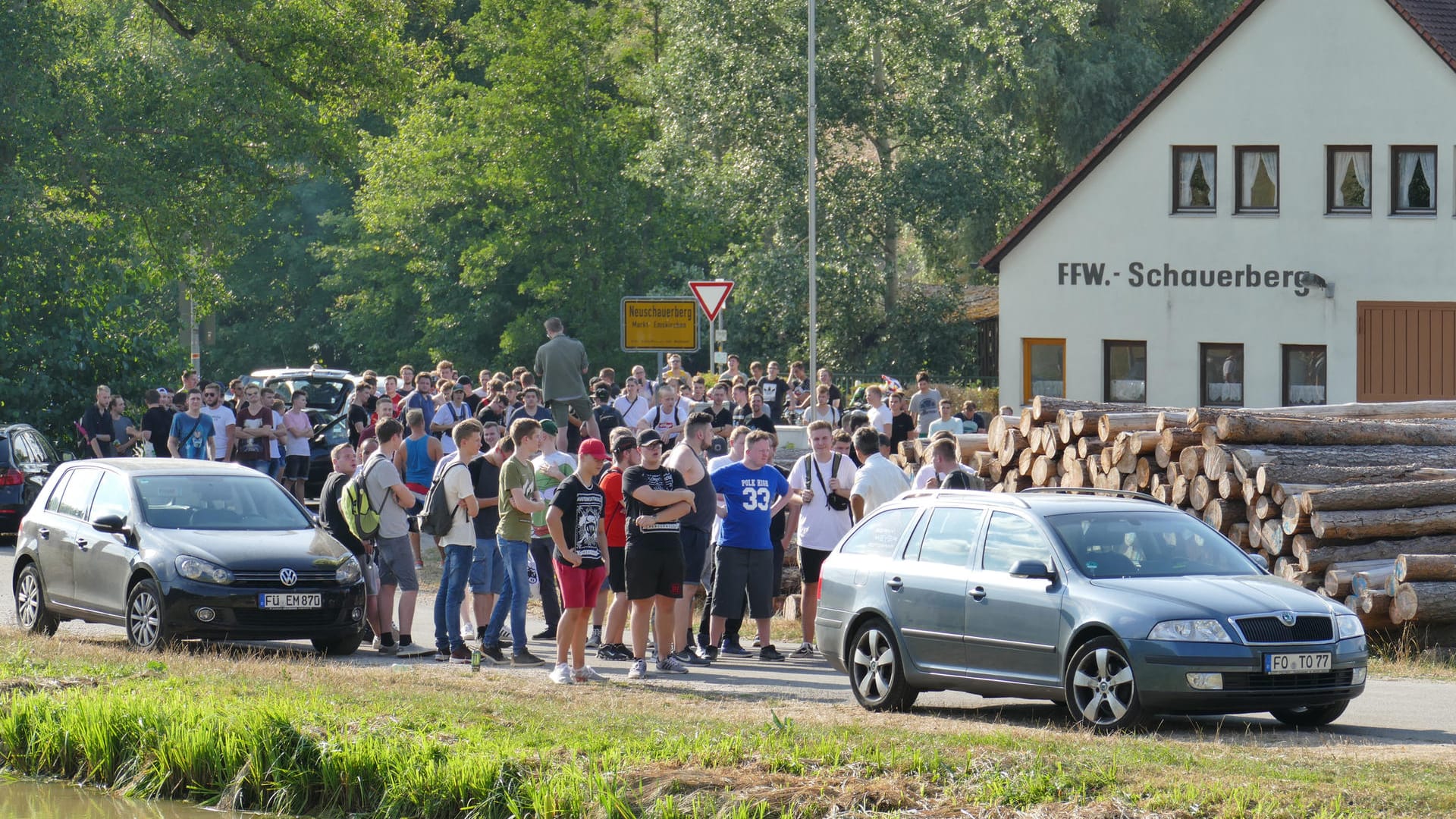 Teilnehmer einer Hass-Demo gegen den Youtuber "Drachenlord" (Archivfoto): Am Donnerstag beginnt der Prozess gegen die Netzberühmtheit.