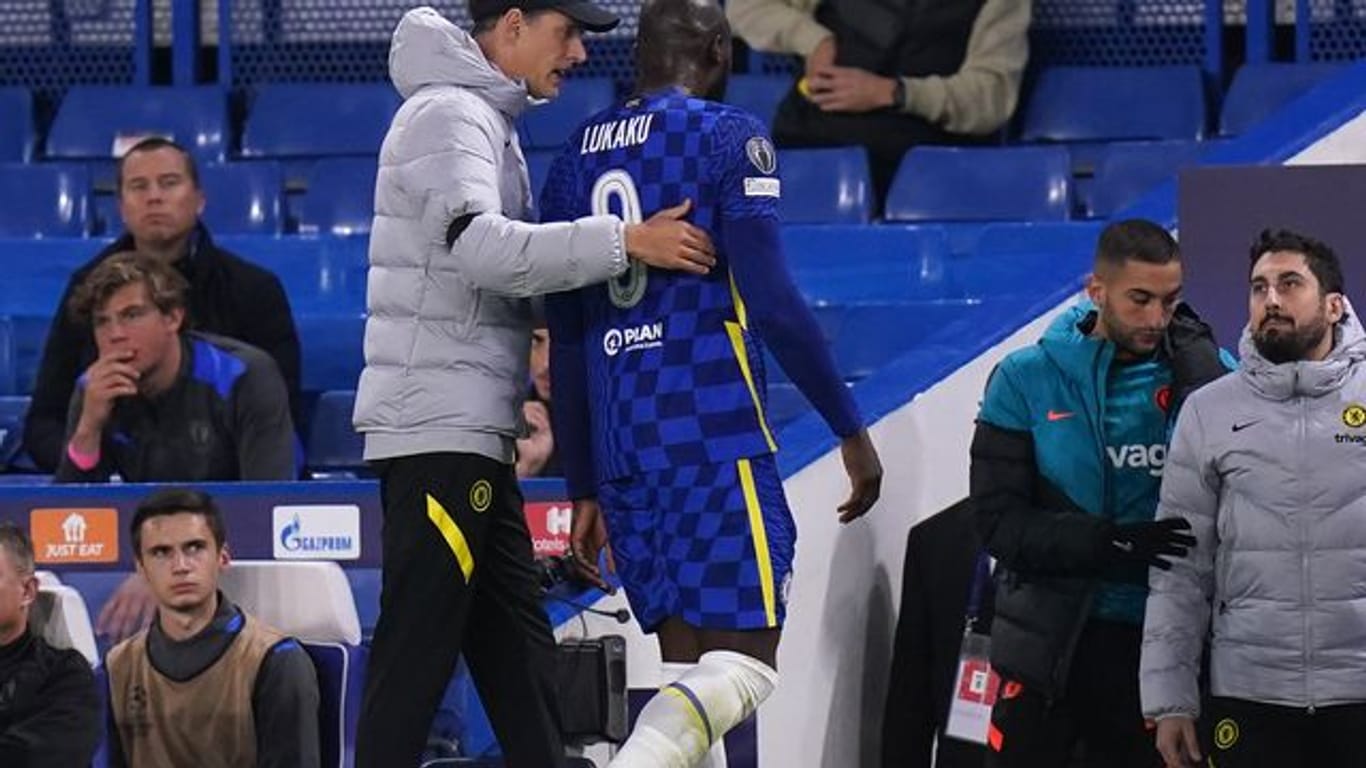 Trainer Thomas Tuchel tröstet Romelu Lukaku nach dessen Verletzung.