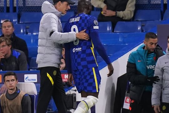 Trainer Thomas Tuchel tröstet Romelu Lukaku nach dessen Verletzung.