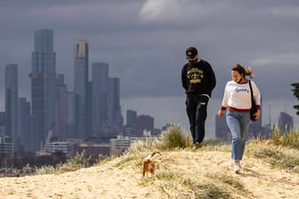 Spaziergänger in Melbourne: Dort endet der Lockdown.