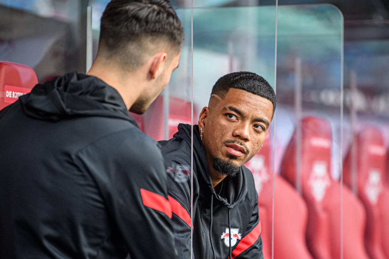 Benjamin Henrichs, hier mit Dominik Szoboszlai (v.r.): Der DFB-Nationalspieler muss bei RB Leipzig überwiegend auf der Bank Platz nehmen.