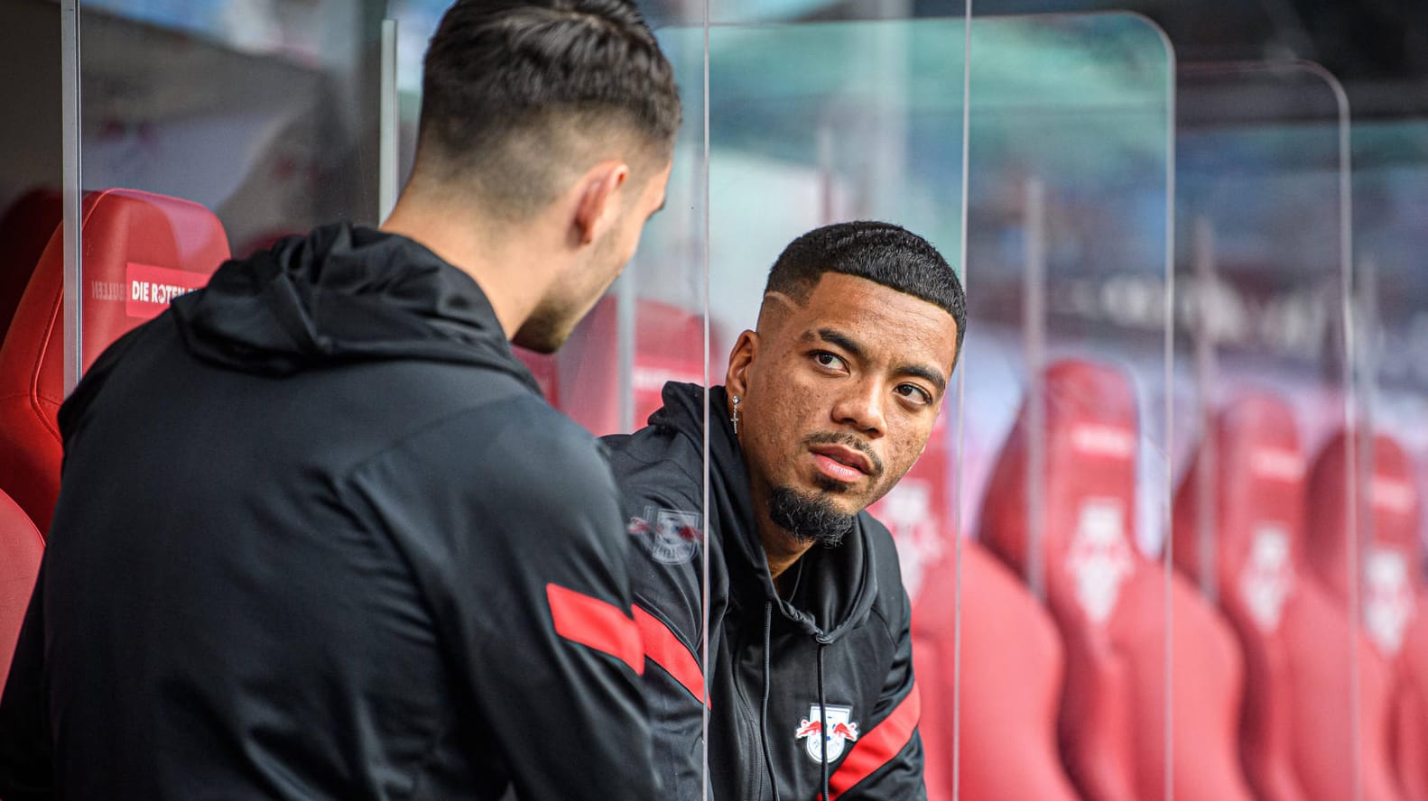 Benjamin Henrichs, hier mit Dominik Szoboszlai (v.r.): Der DFB-Nationalspieler muss bei RB Leipzig überwiegend auf der Bank Platz nehmen. Benjamin Henrichs, hier mit Dominik Szoboszlai (v.r.): Der DFB-Nationalspieler muss bei RB Leipzig überwiegend auf der Bank Platz nehmen.
