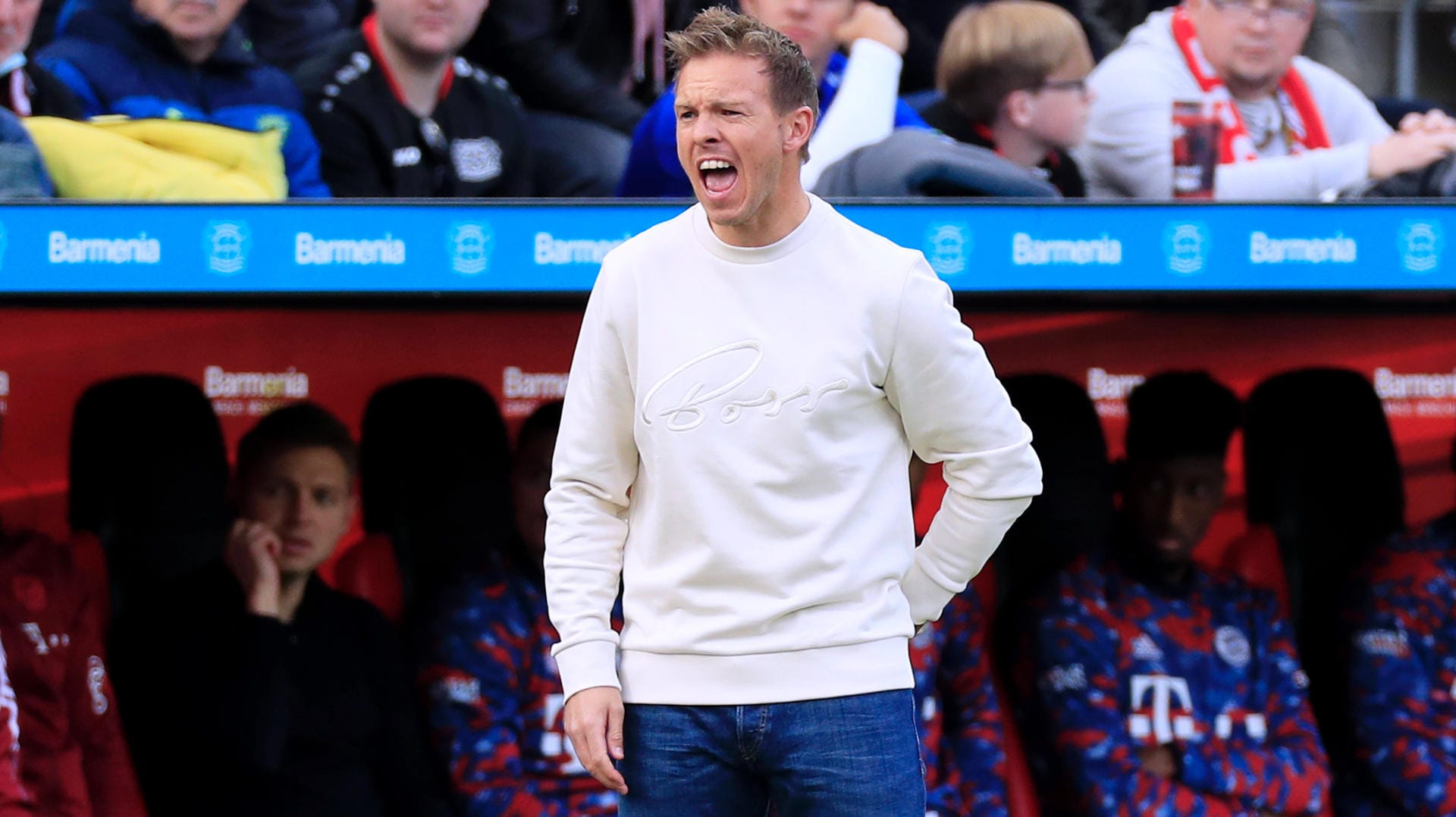 Das war er noch fit: Bayern-Trainer Julian Nagelsmann vergangenen Sonntag an der Seitenlinie in Leverkusen. Am Mittwoch fehlte er in Lissabon, nahm dennoch Einfluss auf das Spiel.