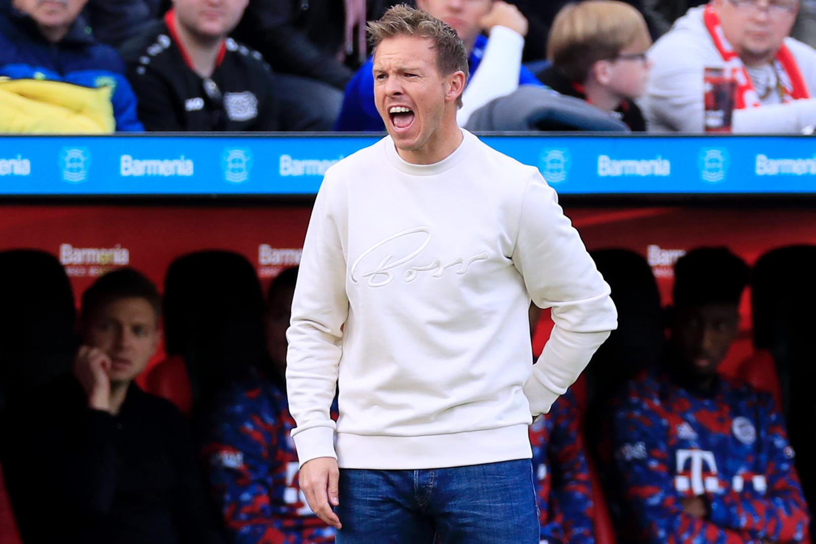 Das war er noch fit: Bayern-Trainer Julian Nagelsmann vergangenen Sonntag an der Seitenlinie in Leverkusen. Am Mittwoch fehlte er in Lissabon, nahm dennoch Einfluss auf das Spiel.