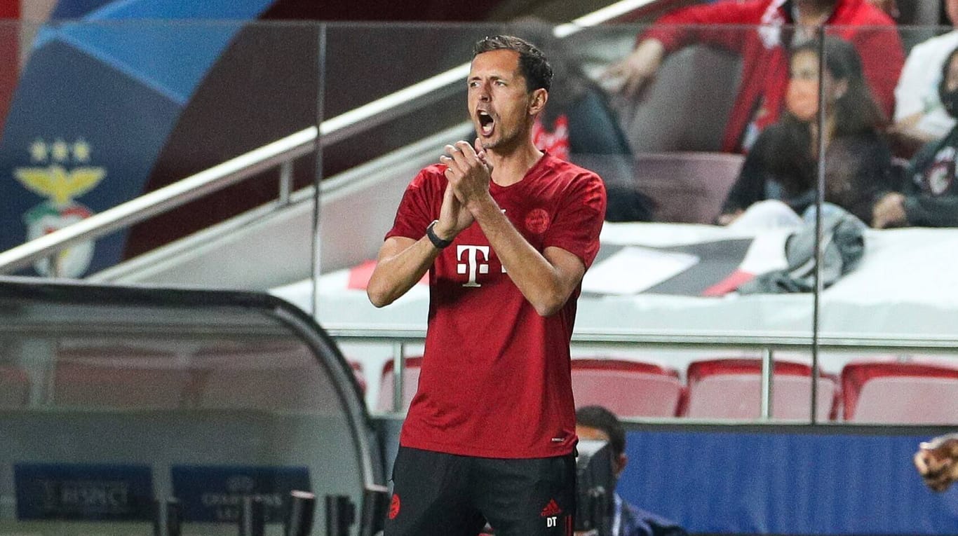 Bayerns Co-Trainer Dino Toppmöller übernahm das Kommando an der Seitenlinie in Lissabon.