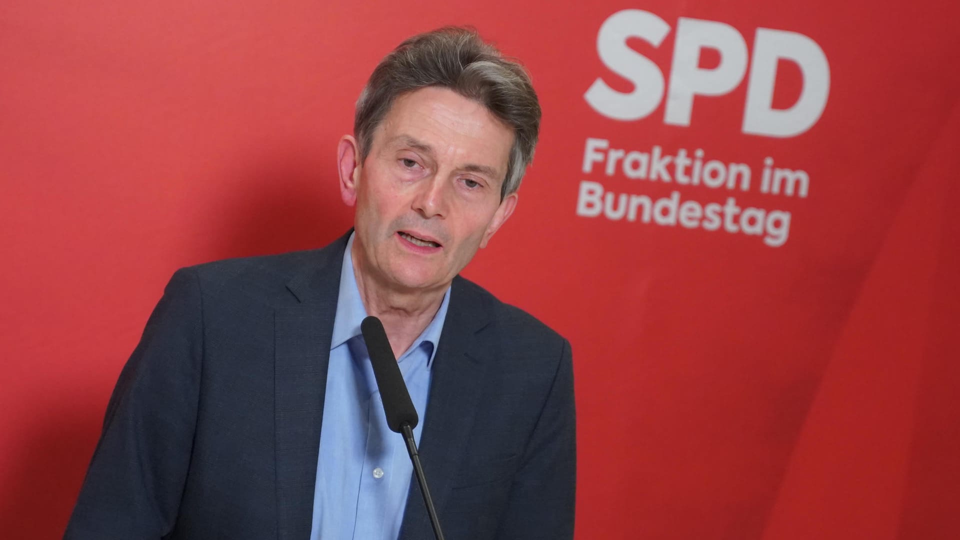 Rolf Mützenich: Der SPD-Fraktionsvorsitzende geht davon aus, dass seine Partei viele eigene Inhalte in die Koalitionsverhandlungen durchsetzen kann. Rolf Mützenich: Der SPD-Fraktionsvorsitzende geht davon aus, dass seine Partei viele eigene Inhalte in die Koalitionsverhandlungen durchsetzen kann.