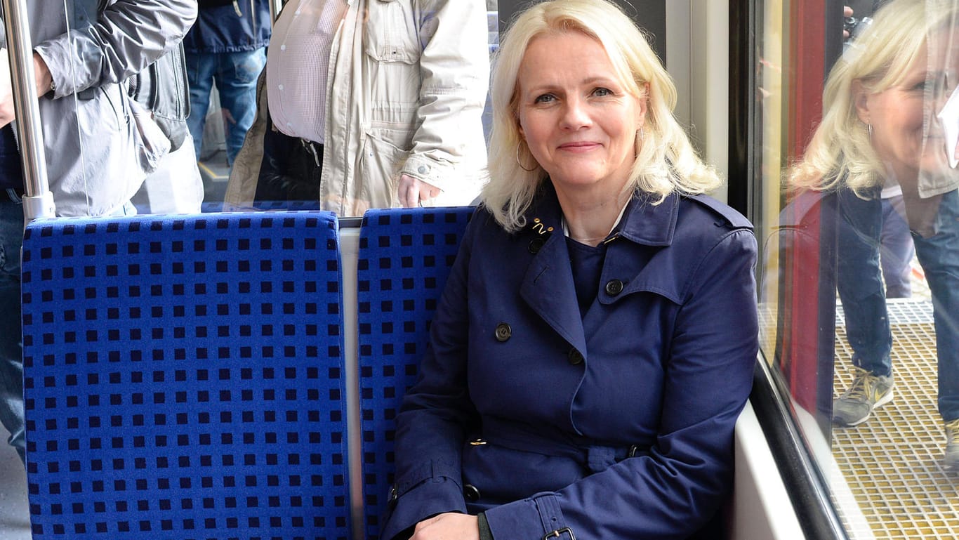 Verkehrssenatorin Regine Günther sitzt in einer S-Bahn (Archivbild): Für die kommenden Legislatur steht sie nicht mehr als Senatorin zur Verfügung.