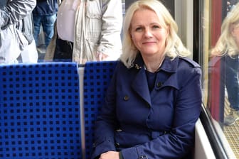 Verkehrssenatorin Regine Günther sitzt in einer S-Bahn (Archivbild): Für die kommenden Legislatur steht sie nicht mehr als Senatorin zur Verfügung.