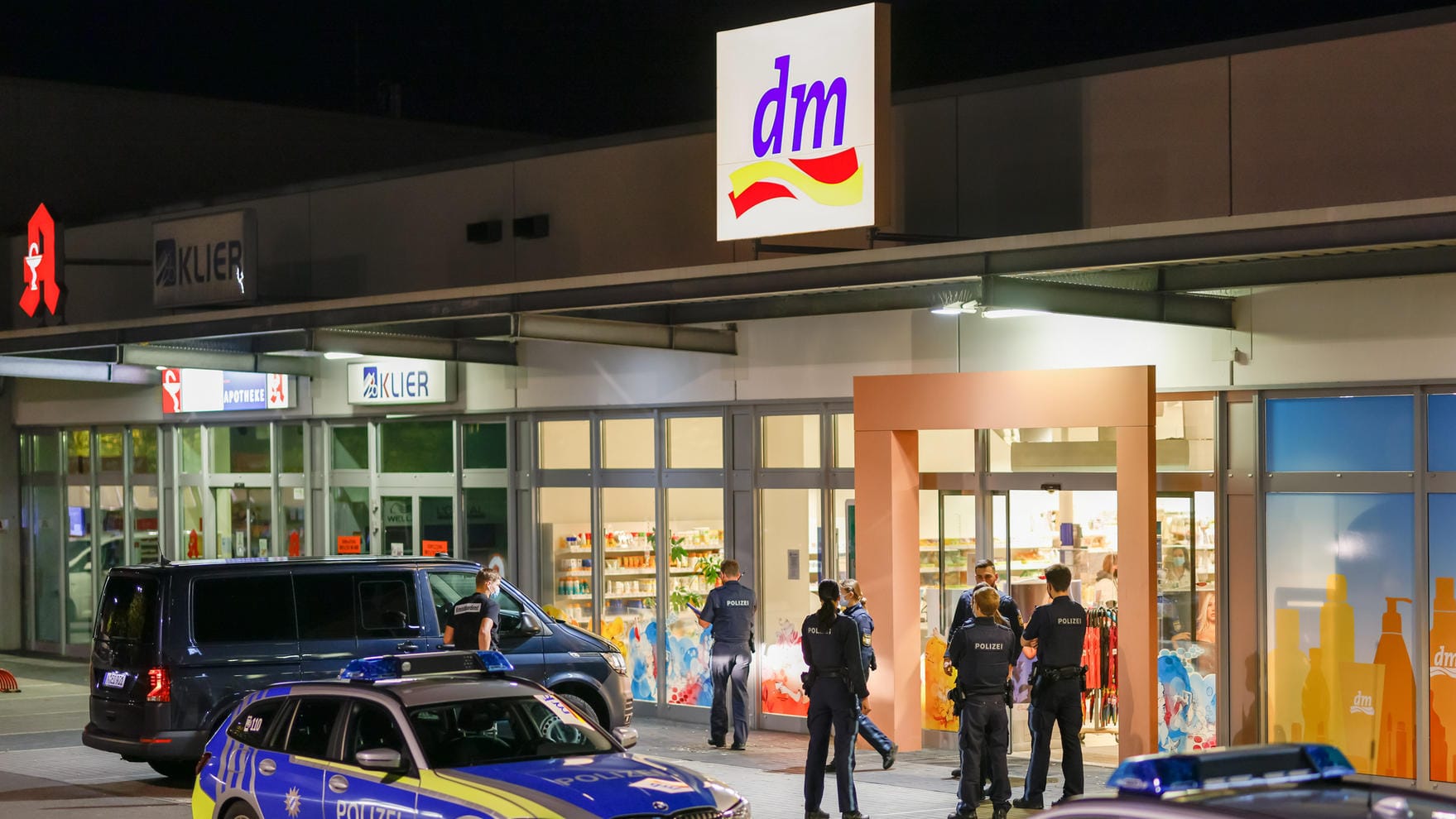 Polizeiwagen stehen vor einem "dm" in Nürnberg-Boxdorf: Diese Filiale ist von einem Mann überfallen worden. Polizeiwagen stehen vor einem "dm" in Nürnberg-Boxdorf: Diese Filiale ist von einem Mann überfallen worden.