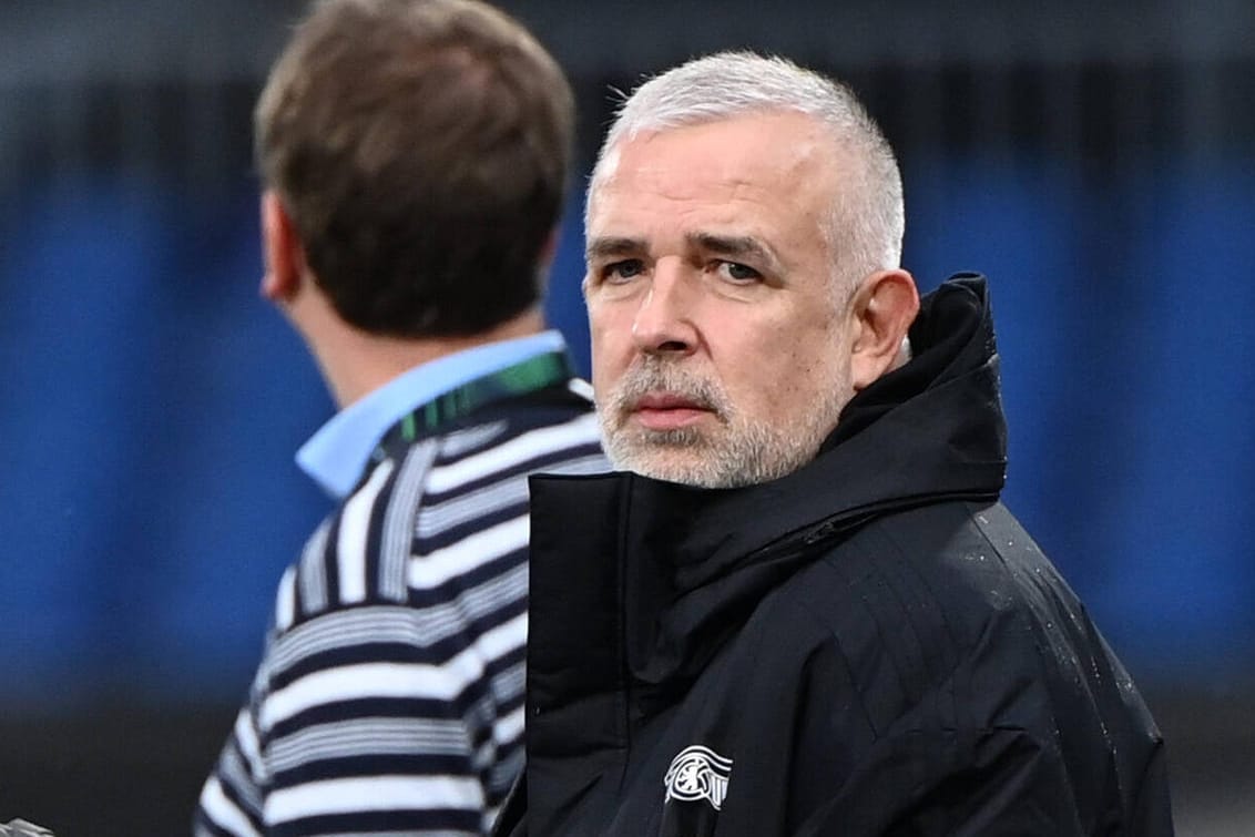 Eine Delegation um Union-Präsident Dirk Zingler, hier beim Abschlusstraining der Berliner im Stadion De Kuip, wurde in Rotterdam tätlich angegriffen.