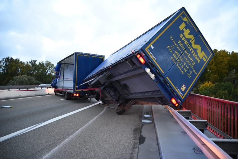 Speyer in Rheinland-Pfalz: Mehrere Lastwagen standen quer, einer war vermutlich durch anhaltenden Stumböen auf der Brücke der Bundesautobahn 61 erfasst und verschoben worden.