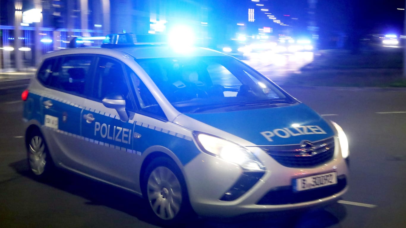 Ein Polizeiwagen fährt mit Blaulicht durch Berlin (Symbolbild): Nach einer bewaffneten Schlägerei in Neukölln ermittelt nun die Polizei.