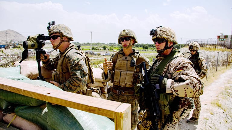 Bundeswehrsoldaten mit US-Marines in Afghanistan: Künftig will Deutschland mit anderen EU-Ländern militärisch unabhängiger von den USA handeln können.
