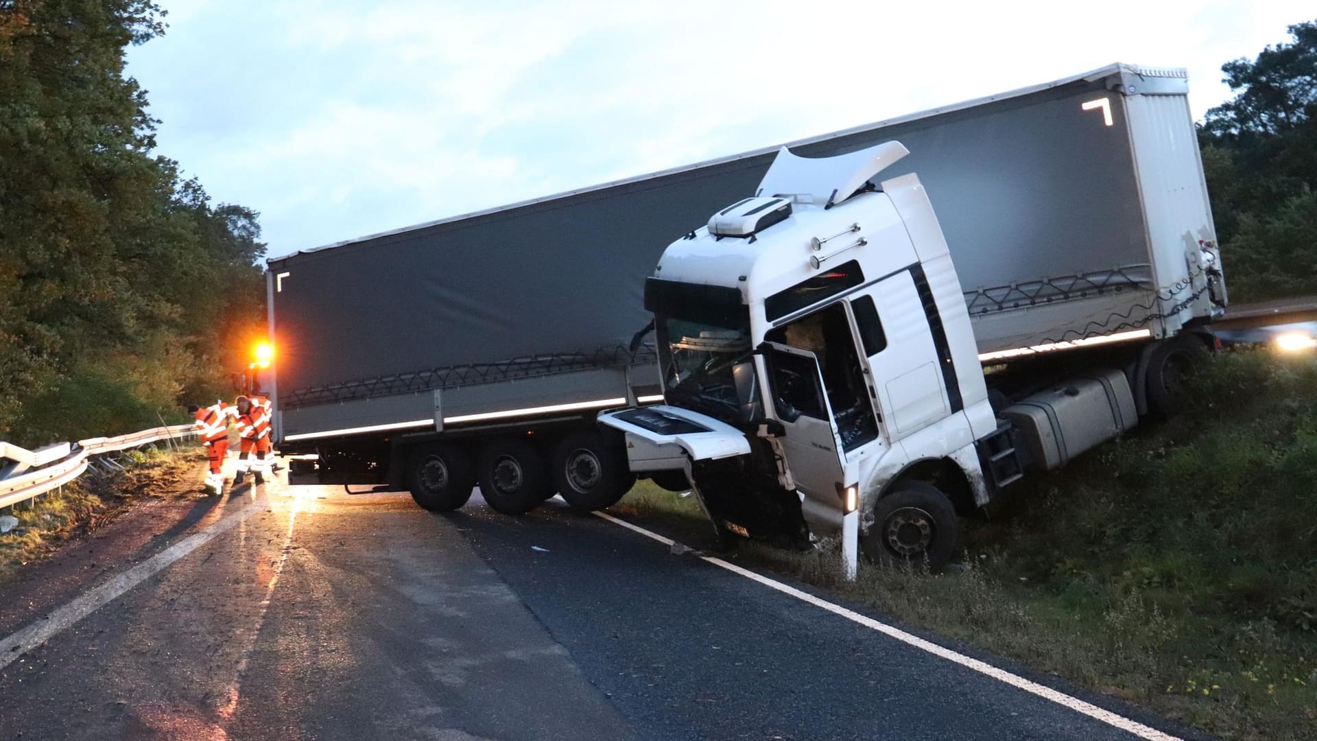 Hanau: Dort kam es auf der Überleitung von der B45 in Richtung B448 Obertshausen zu einem Unfall mit einem LKW. Feuerwehr und Polizei vermuten, dass der LKW, der ohne Ladung unterwegs war, von einer Sturmböe erfasst wurde und der Fahrer dadurch die Kontrolle verlor. Das Fahrzeug kam von der Fahrbahn ab, krachte in eine Leitplanke und kam in einer Böschung zum Stehen.