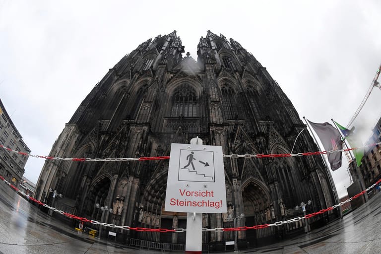 In Köln wurden Teile des Domvorplatzes wegen Steinschlaggefahr für Fußgänger gesperrt. Der Wetterdienst hat für heute im südlichen Nordrhein-Westfalen eine Unwetterwarnung mit orkanähnlichen Böen und Starkregen vorhergesagt.