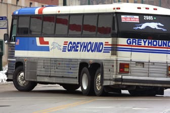 Greyhound Bus (Symbolbild): Flixbus hat das Traditionsunternehmen aus den USA gekauft.