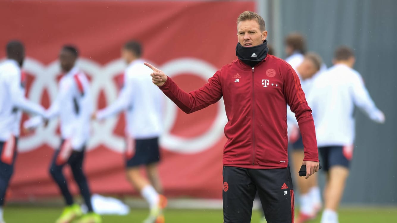 Julian Nagelsmann beim Abschlusstraining der Bayern am Dienstag: Am Mittwoch fehlte er beim Spiel in Lissabon, nun wurde seine Corona-Infektion bekannt. Julian Nagelsmann beim Abschlusstraining der Bayern am Dienstag: Am Mittwoch fehlte er beim Spiel in Lissabon, nun wurde seine Corona-Infektion bekannt.