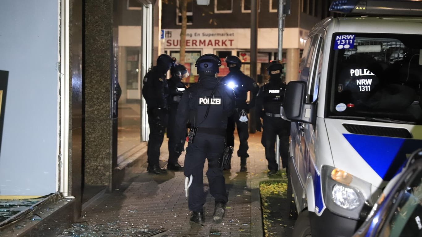 Bewaffnete Polizeibeamte in Gelsenkirchen: In NRW gibt es eine Razzia gegen den Drogenhandel.