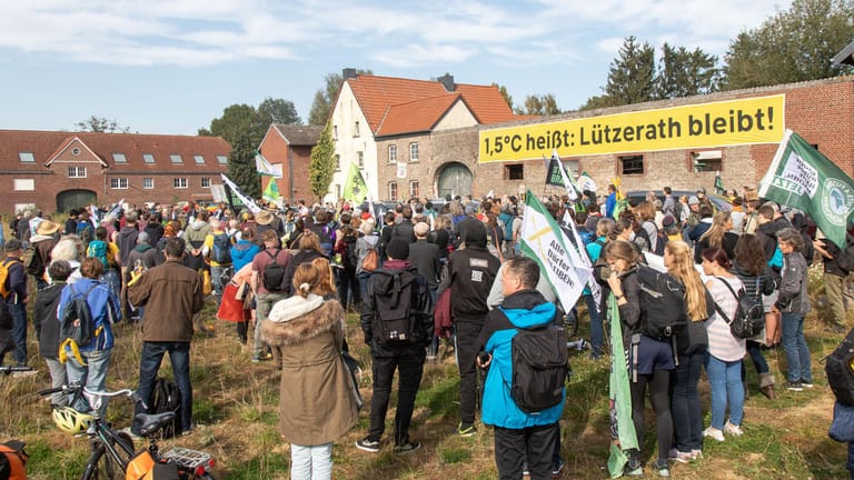 Demonstranten in Lützerath vor dem Hof von Eckardt Heukamp: Seit Jahrzehnten leben die Menschen mit dem Tagebau und der drohenden Umsiedlung – doch so richtig daran geglaubt habe nicht jeder, sagt Landwirt Heukamp.