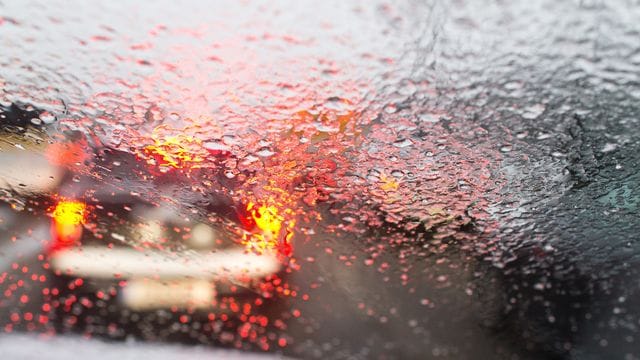 Schmuddelwetter und Sturm: Jetzt gilt es, den Fuß vom Gas zu nehmen und noch konzentrierter zu fahren.