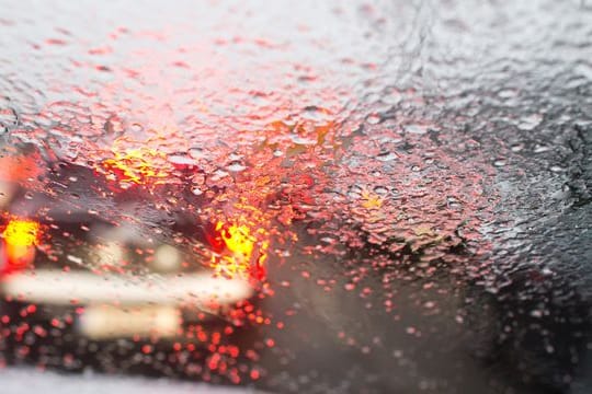 Schmuddelwetter und Sturm: Jetzt gilt es, den Fuß vom Gas zu nehmen und noch konzentrierter zu fahren.