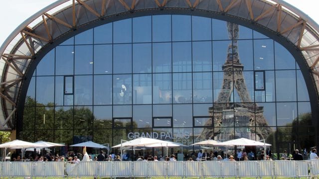 Die FIAC ist eröffnet - Im Grand Palais Éphémère auf dem Marsfeld in Paris spiegelt sich der Eiffelturm. Die FIAC ist eröffnet - Im Grand Palais Éphémère auf dem Marsfeld in Paris spiegelt sich der Eiffelturm.