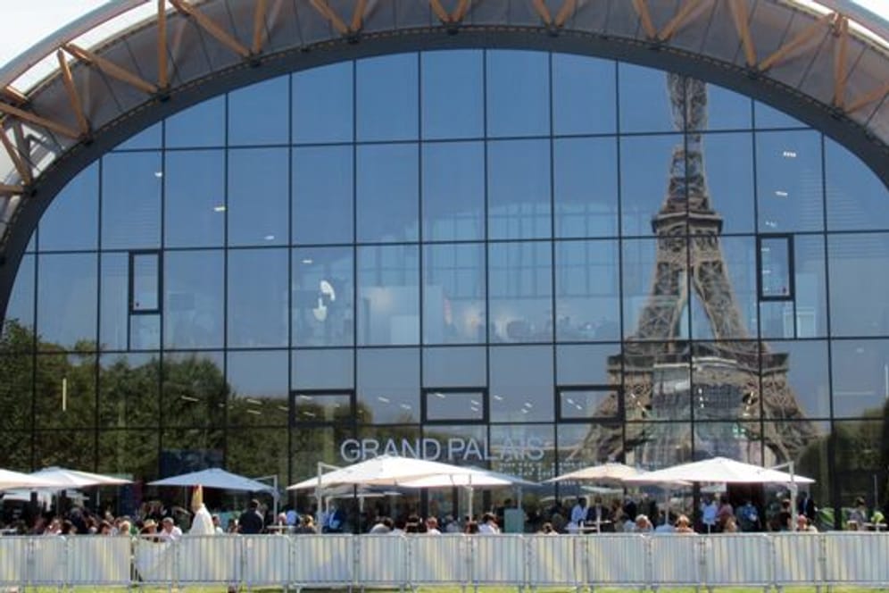 Die FIAC ist eröffnet - Im Grand Palais Éphémère auf dem Marsfeld in Paris spiegelt sich der Eiffelturm.