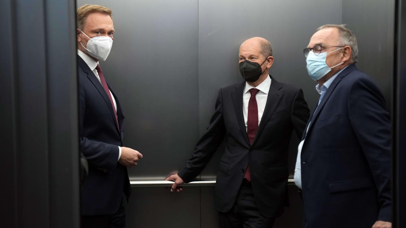 FDP-Chef Christian Lindner mit SPD-Kanzlerkandidat Olaf Scholz und SPD-Parteichef Norbert Walter-Borjans im Aufzug: Es wird noch harte Verhandlungen geben.