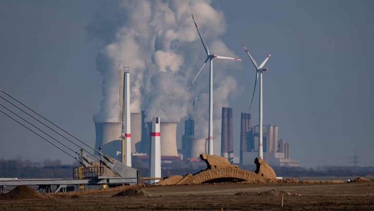 Braunkohletagebau, Kohlekraftwerk und Windräder von RWE: In Immerath zeigen sich beide Seiten des Energiekonzerns.