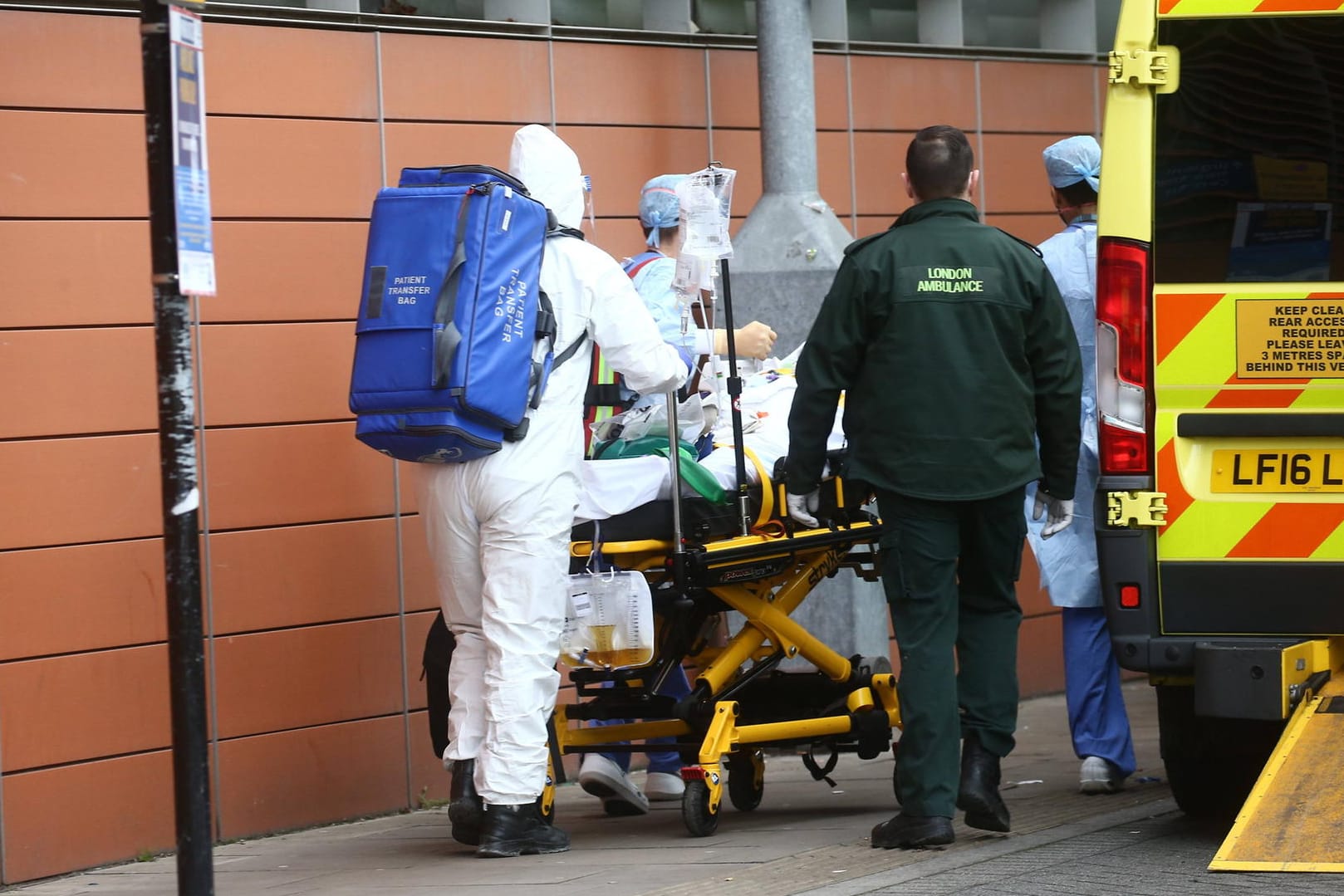 Krankenhausmitarbeiter in London (Archivbild): Britische Ärzte fürchten eine erneute Überlastung der Kliniken.
