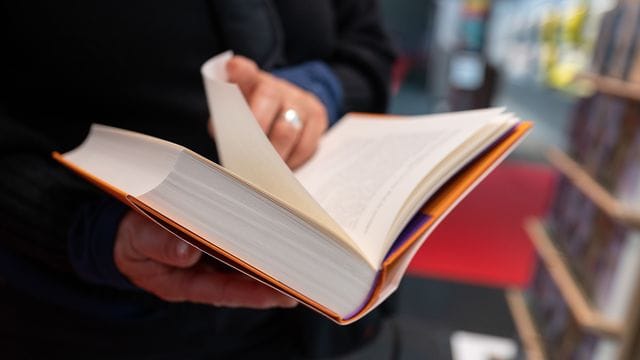 Zu wenig Papier - Verlage fürchten, dass Bücher zu Weihnachten Mangelware werden könnten. Zu wenig Papier - Verlage fürchten, dass Bücher zu Weihnachten Mangelware werden könnten.