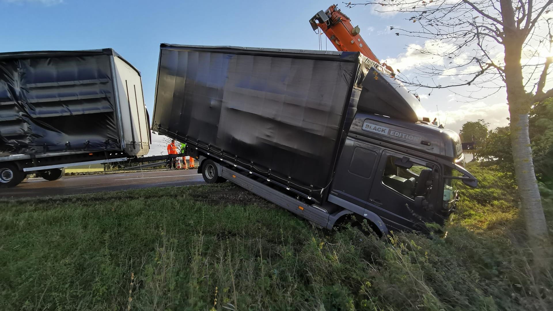Ein Lkw ist eine Böschung hinabgerutscht: Verletzt wurde bei dem Unfall niemand. Ein Lkw ist eine Böschung hinabgerutscht: Verletzt wurde bei dem Unfall niemand.