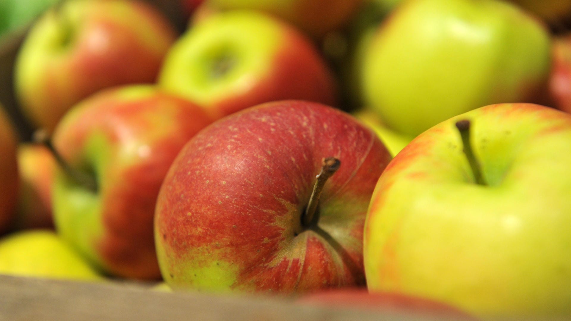 Äpfel: Wer welche übrig hat, kann auch mal Saft daraus machen.