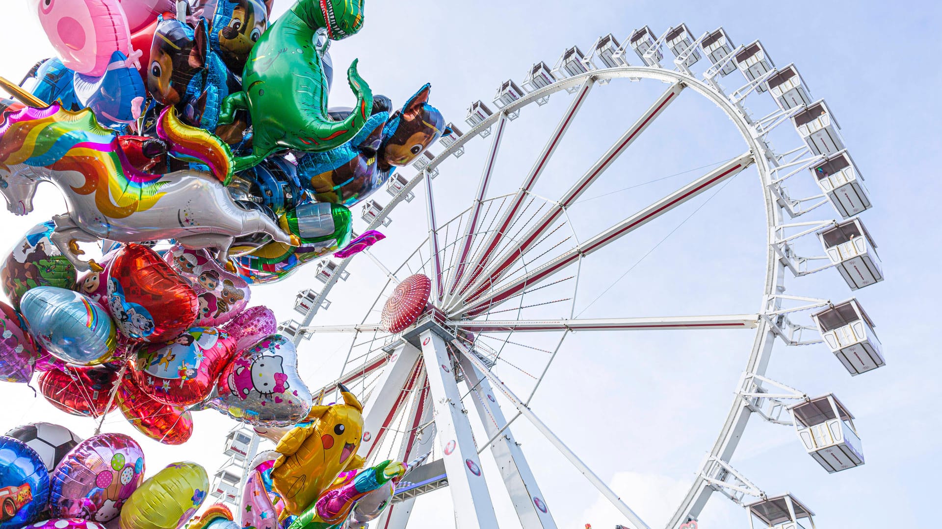 Das Riesenrad und Luftballons auf dem Bremer Freimarkt (Archivbild): Das Sturmtief zwingt die Betreiber, den Rummel vorerst geschlossen zu halten. Das Riesenrad und Luftballons auf dem Bremer Freimarkt (Archivbild): Das Sturmtief zwingt die Betreiber, den Rummel vorerst geschlossen zu halten.