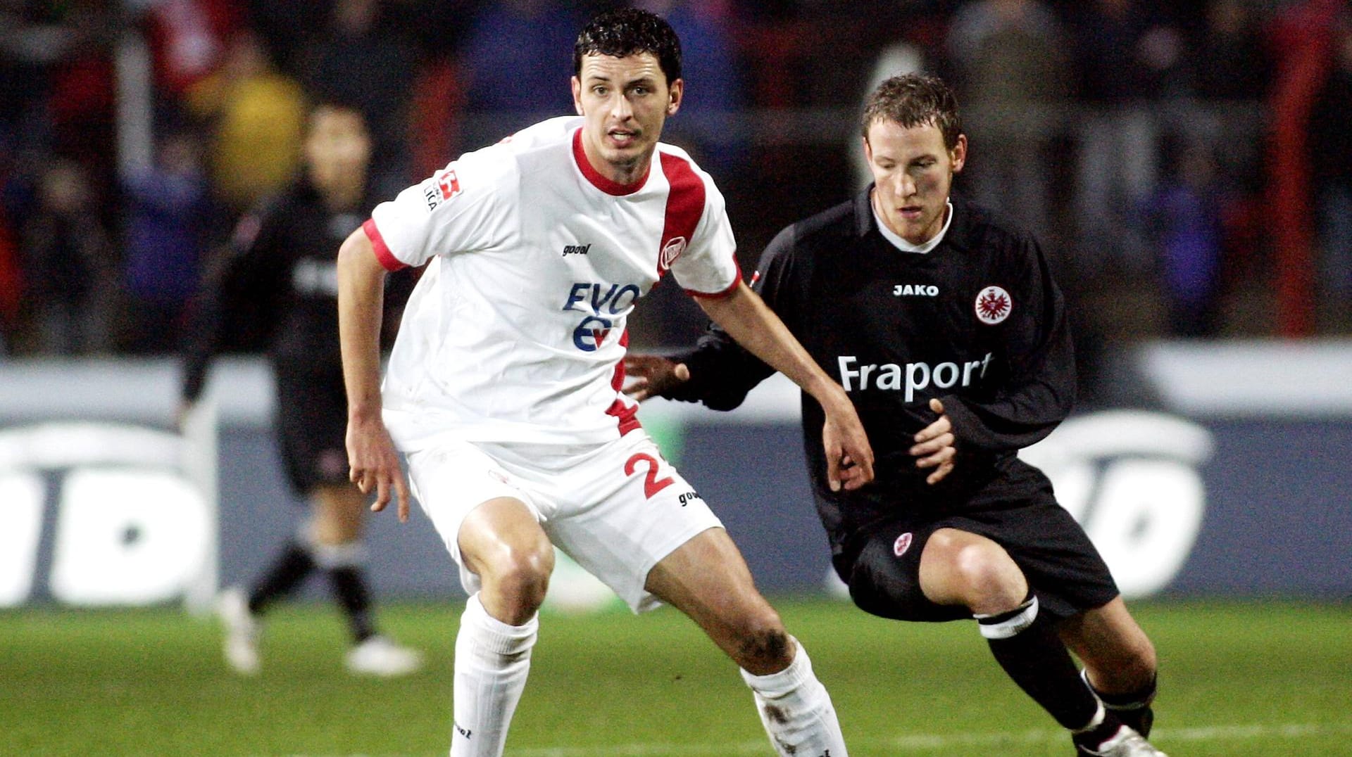 Dino Toppmöller (l., gegen Frankfurts Michael Fink) 2007 im Trikot der Offenbacher Kickers. Für die Südhessen schoss er zehn seiner insgesamt zwanzig Zweitliga-Treffer.